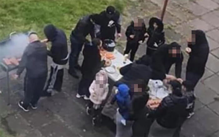 Bất chấp lệnh phong tỏa, 14 người vẫn tụ tập ăn tiệc