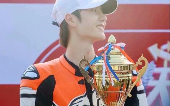 'Thiên thiên hướng thượng': Vương Nhất Bác tiết lộ 'bạn gái' khi giành được giải Á quân trong cuộc đua