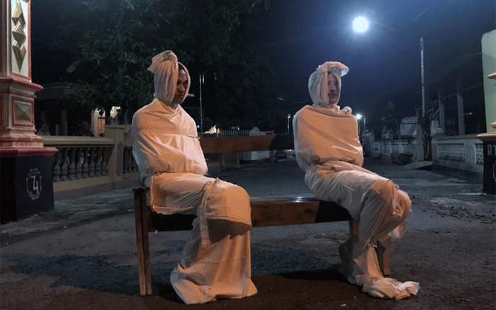 Đóng 'ma' để dọa dân làng ở nhà cách ly ngăn dịch COVID-19