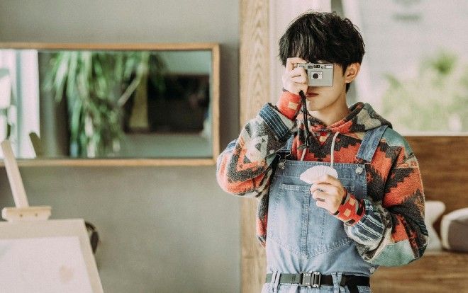 Cá tính như Dịch Dương Thiên Tỉ: Mặc quần yếm kết hợp với thắt lưng đen trong chớp mắt trở thành tiêu điểm quan tâm