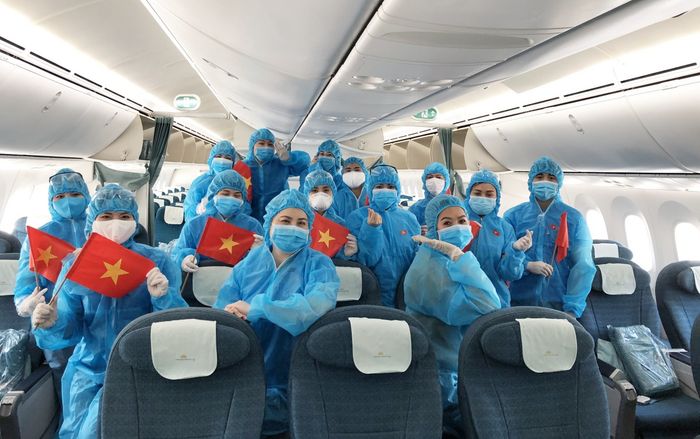 Vietnam Airlines chở hơn 100 người Anh ‘mắc kẹt’ và đưa 93 công dân Việt Nam hồi hương về nước