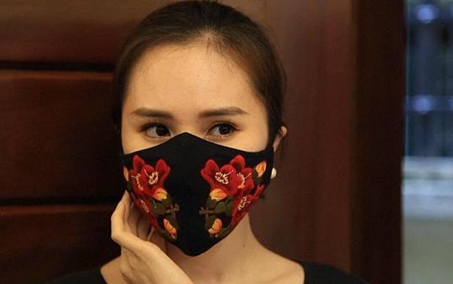 Những chiếc khẩu trang sành điệu phòng COVID-19 ở Việt Nam trên báo nước ngoài