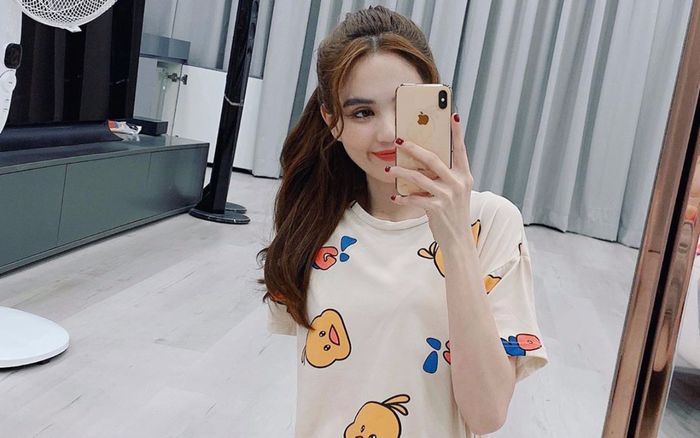 Đâu cần hở bạo, Ngọc Trinh diện váy ngủ kín kẽ vẫn xinh yêu hết phần thiên hạ