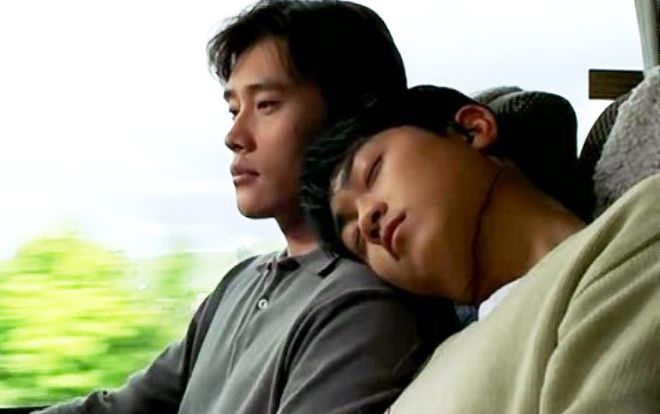 'Bungee Jumping of their Own' - Có hai người đứng trên ngọn núi nhảy xuống để tình yêu không bao giờ kết thúc