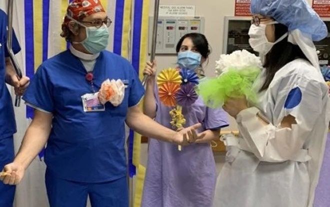 Đám cưới vỏn vẹn 15 phút trong bệnh viện của hai bác sĩ đang chống dịch COVID-19