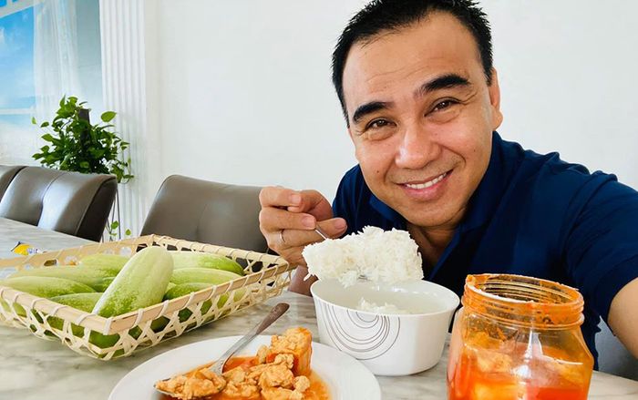 Sống trong biệt thự hơn 20 tỉ, MC Quyền Linh vẫn ăn đạm bạc đến khó tin giữa mùa dịch