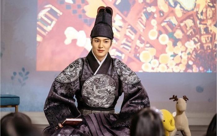 The King: Eternal Monarch: Trước giờ G, Hoàng thượng Lee Min Ho tung ảnh trong trang phục cổ trang đẹp dữ thần.  