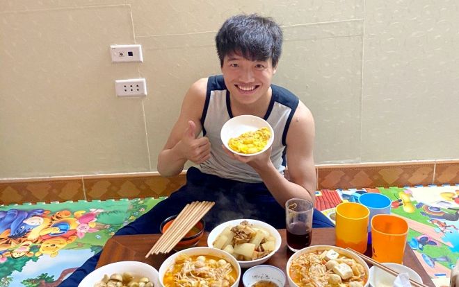 Thủ môn Phí Minh Long trổ tài nấu ăn khi ở nhà tránh dịch Covid-19