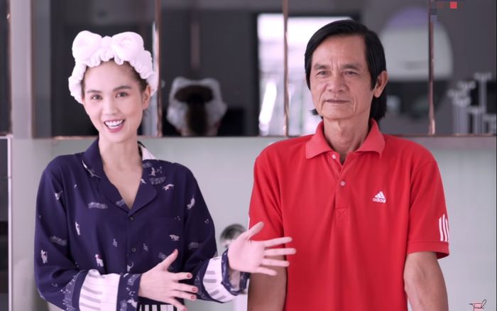 Ngọc Trinh lần đầu vào bếp trổ tài nấu ăn với ba ruột