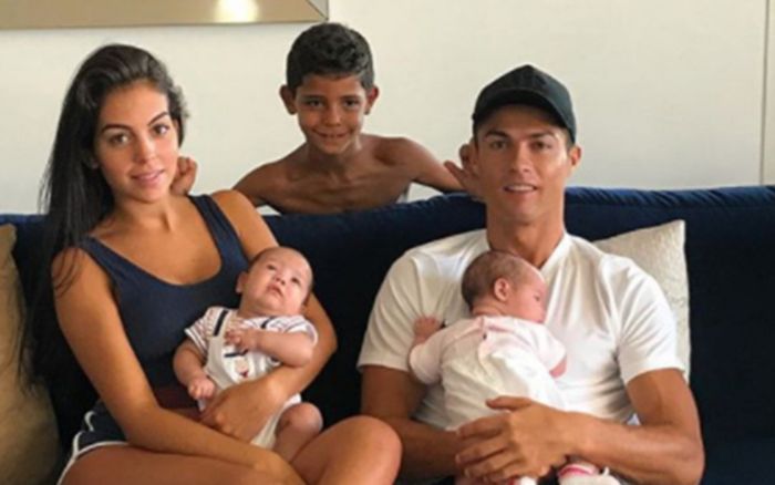 Ngắm siêu biệt thự của C.Ronaldo khi cách ly Covid-19 ở Italia
