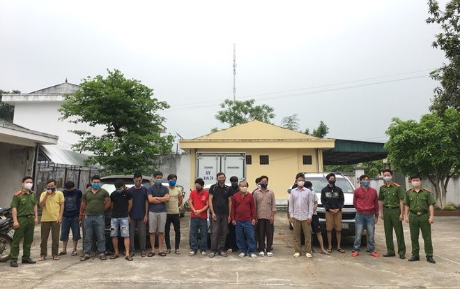 Công an bắt giữ 30 đối tượng lẻn vào rừng đánh bạc giữa mùa dịch COVID-19