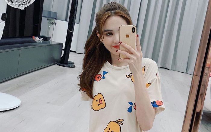 Ra phố thì long lanh như bà hoàng, nhưng về nhà Ngọc Trinh vẫn toả sáng với đầm 50k