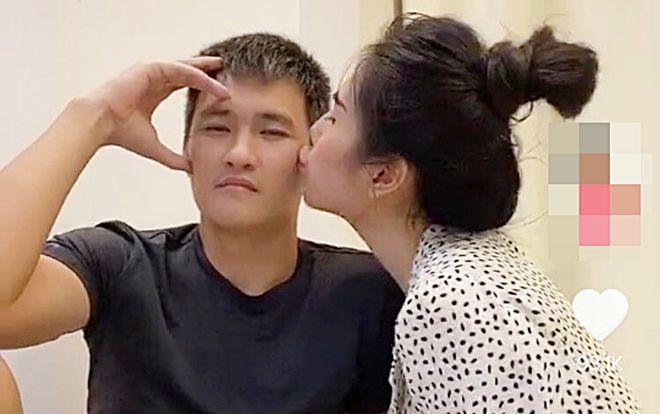 'Đỏ mặt' khi xem clip Thuỷ Tiên hôn tới tấp Công Vinh