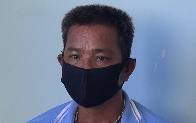 Bị đưa về trụ sở khi không đeo khẩu trang phòng dịch COVID-19, người đàn ông bất ngờ cắn tay cảnh sát