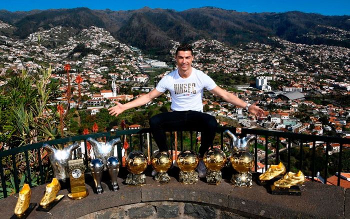 Phát hiện 'ổ dịch' Covid-19 gần nhà Ronaldo, cách ly khẩn cấp