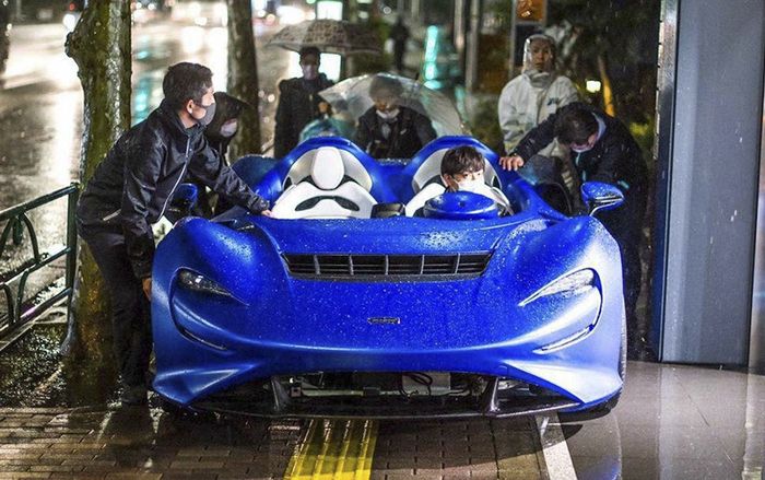 Cứ nghĩ đi xe mui trần là sướng, nhìn hình ảnh này chắc ai cũng phải suy nghĩ lại