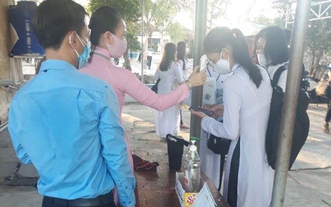 Học sinh ở Cà Mau ngồi cách nhau 2m, đeo khẩu trang trong lớp vào ngày đầu trở lại trường