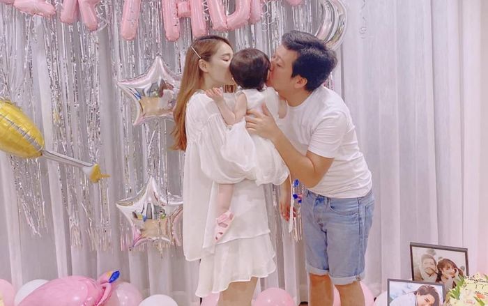 Con gái Nhã Phương - Trường Giang lần đầu lộ diện khiến fan vỡ oà