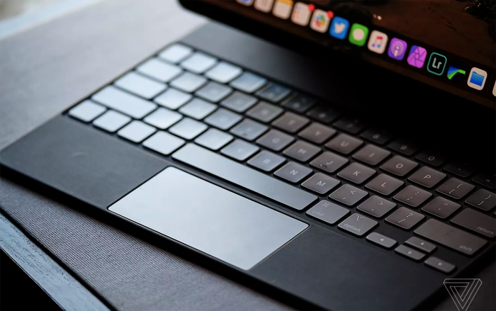 Cận cảnh bàn phím thần thánh biến iPad Pro thành laptop của Apple