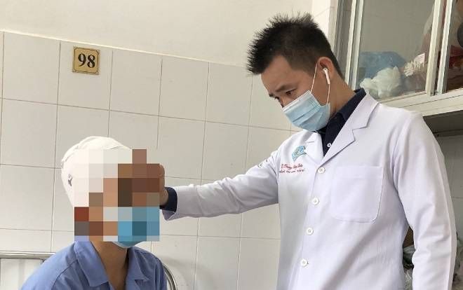 Tóc cuốn vào máy cắt rau, cô gái bị tróc toàn bộ phần da đầu