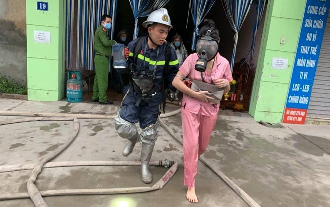 Cảnh sát cứu 4 người thoát chết trong vụ cháy nhà nghỉ lúc rạng sáng