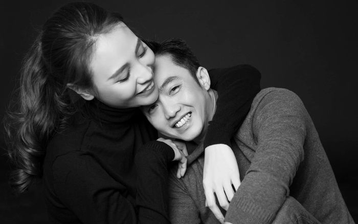 Đàm Thu Trang chia sẻ ảnh cưới cách đây gần 1 năm, không quên than thở bị tăng cân vùn vụt