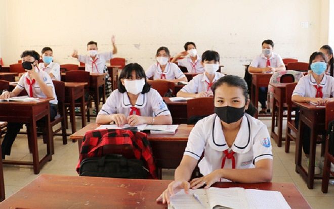 Học sinh TP.HCM phải ngồi cách nhau 2m hoặc phải có vách ngăn khi đi học trở lại