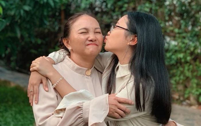 Phương Mỹ Chi lên tiếng sau khi bị chỉ trích vì trét kem lên mặt mẹ: 'Sinh nhật mẹ em vui là được'