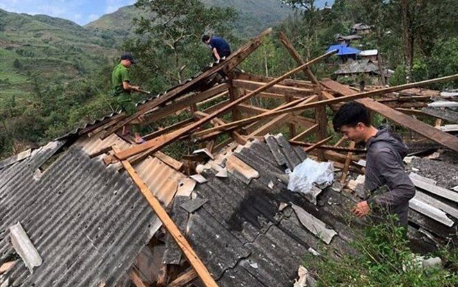Mưa đá, giông lốc ở Lai Châu khiến 2 người tử vong, hàng trăm ngôi nhà bị thủng mái, đổ sập