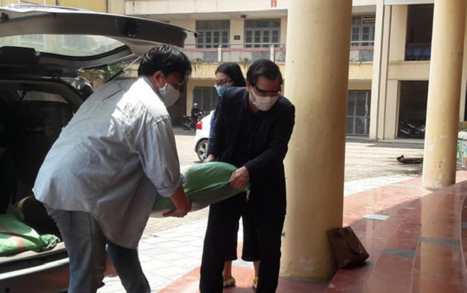 Xúc động khoảnh khắc Hiệu trưởng và Phó Hiệu trưởng tự tay bê gạo, hỗ trợ sinh viên trong mùa dịch