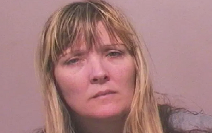 Cố tình ho vào mặt cảnh sát, người phụ nữ nhận cái kết nhớ đời