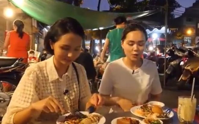 Quỳnh Anh và vợ Văn Quyết 'đại náo' các quán ăn ngon ở TPHCM