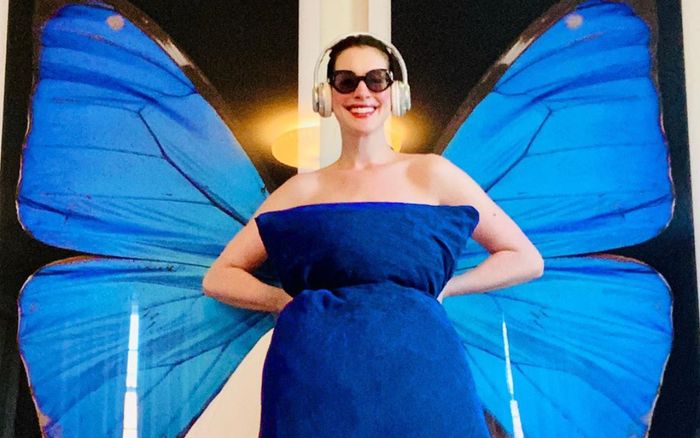 Ngoài sao Việt, mỹ nhân đẹp nhất nhì Hollywood cũng chịu thử thách biến gối thành váy