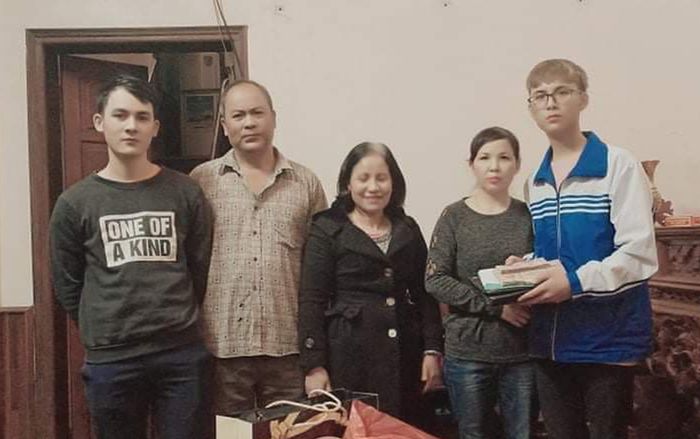 Nam sinh lớp 10 trả lại chiếc cặp chứa 80 triệu đồng bị đánh rơi trên đường cho người làm mất