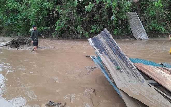 5 người chết, hơn 10.000 nhà tốc mái do mưa đá, lũ quét: Người dân lâm cảnh màn trời chiếu đất