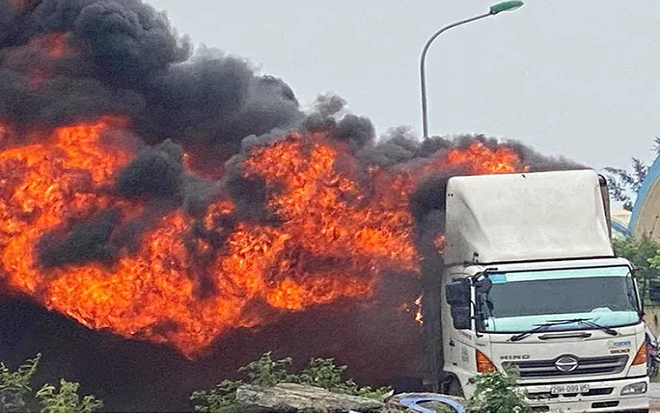 Hàng chục xe máy trong thùng ôtô tải bị lửa thiêu rụi trơ khung