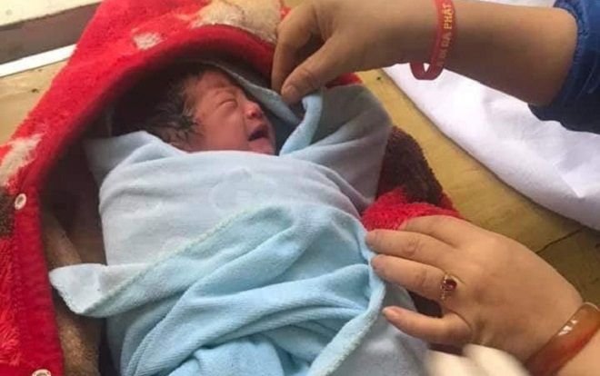 Bé gái sơ sinh còn nguyên dây rốn bị bỏ rơi tại nhà nghỉ