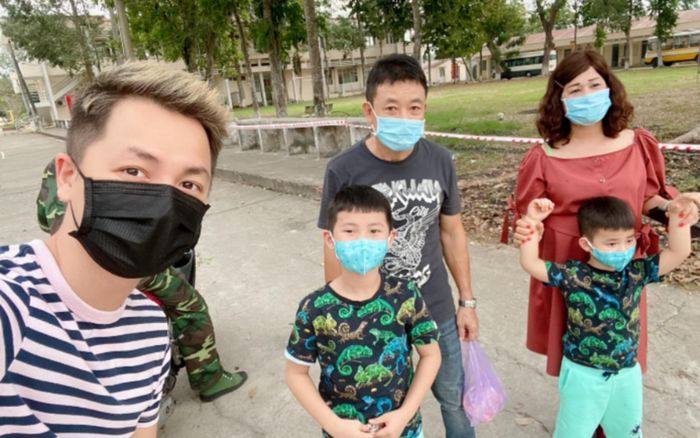 Bà xã Đăng Khôi hạnh phúc chia sẻ khoảnh khắc đoàn tụ chồng con ở khu cách ly dẫu phải đứng xa 200m