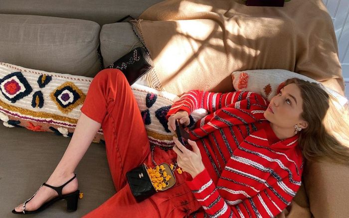 Chị em nhà Hadid & dàn mẫu được nhãn hàng gửi quần áo tới nhà tự chụp ảnh thời trang