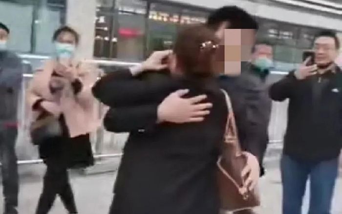 Hiến gan cứu con trai bị ung thư, cặp vợ chồng phát hiện sự thật đau lòng từ 28 năm trước