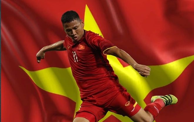 Tiền đạo Anh Đức phát gạo cho bà con nghèo