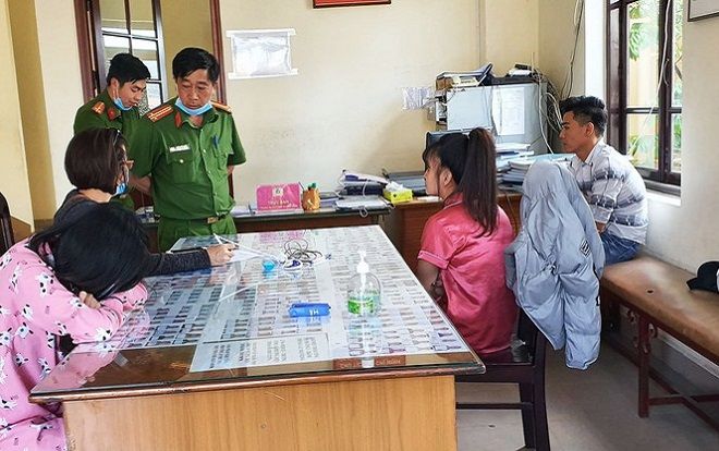 Chồng vướng tù tội, vợ 18 tuổi ôm con 5 tháng tuổi vào khách sạn 'phê' ma túy cùng đồng bọn