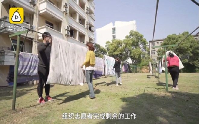 Giảng viên ‘trường người ta’, thay nhau đến ký túc xá phơi hơn 3000 chiếc chăn mền cho sinh viên chuẩn bị nhập học