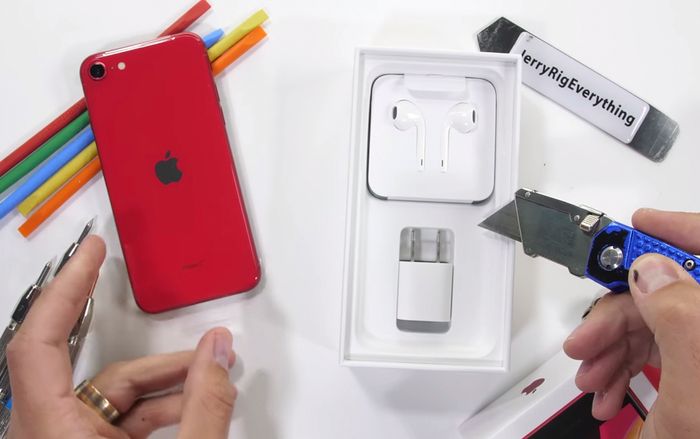 Thử thả rơi iPhone SE 2020 từ độ cao hơn 15 mét và kết quả khó tin