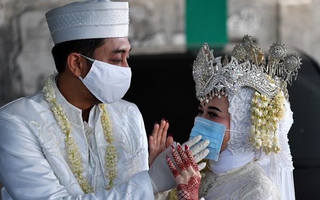 Những đám cưới không khách mời, cô dâu chú rể đeo khẩu trang kín mít giữa dịch COVID-19