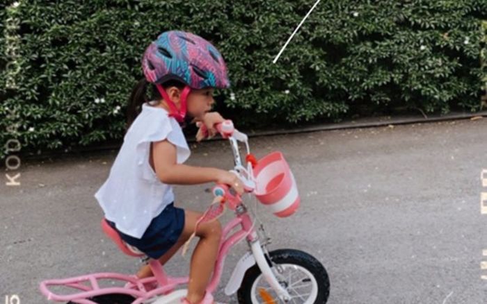 Tăng Thanh Hà khoe khoảnh khắc con gái tập đi xe đạp, ảnh cận mặt hiếm hoi khiến ai cũng thích thú