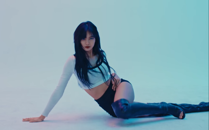 Meme mới từ… chân của Lisa (BlackPink): Người nổi tiếng, nhân vật phim và 7749 tài khoản Twitter khác đều 'bắt trend'