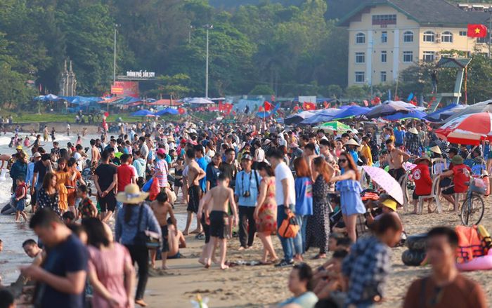 Chùm ảnh: Biển Sầm Sơn đông nghịt người trong ngày nghỉ lễ 30/4