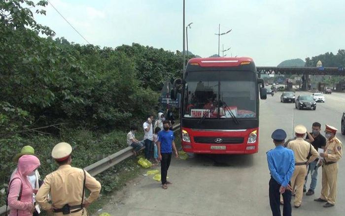 Phạt 51 triệu đồng, tước phù hiệu xe 42 chỗ nhưng 'nhồi' đến 80 khách