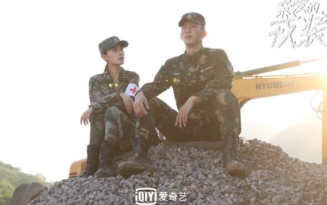 'Quân trang thân yêu' của Hoàng Cảnh Du - Lý Thấm tung ảnh, cảnh phim phảng phất hình ảnh của 'Hậu duệ mặt trời'